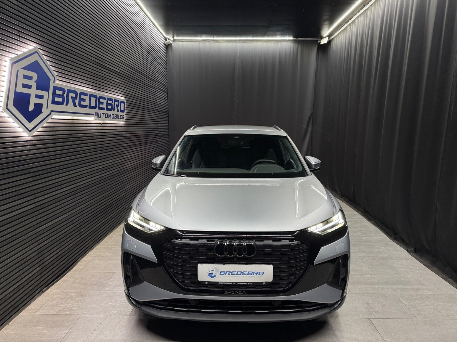 Sølv Audi Q4 e-tron fra 2025