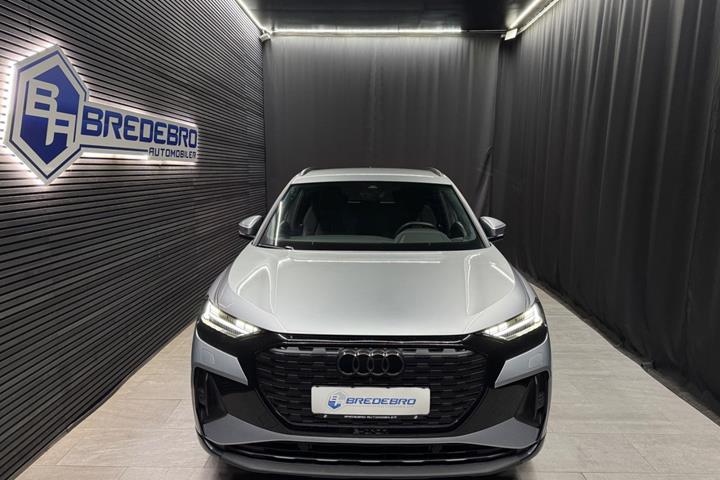 Sølv Audi Q4 e-tron fra 2025