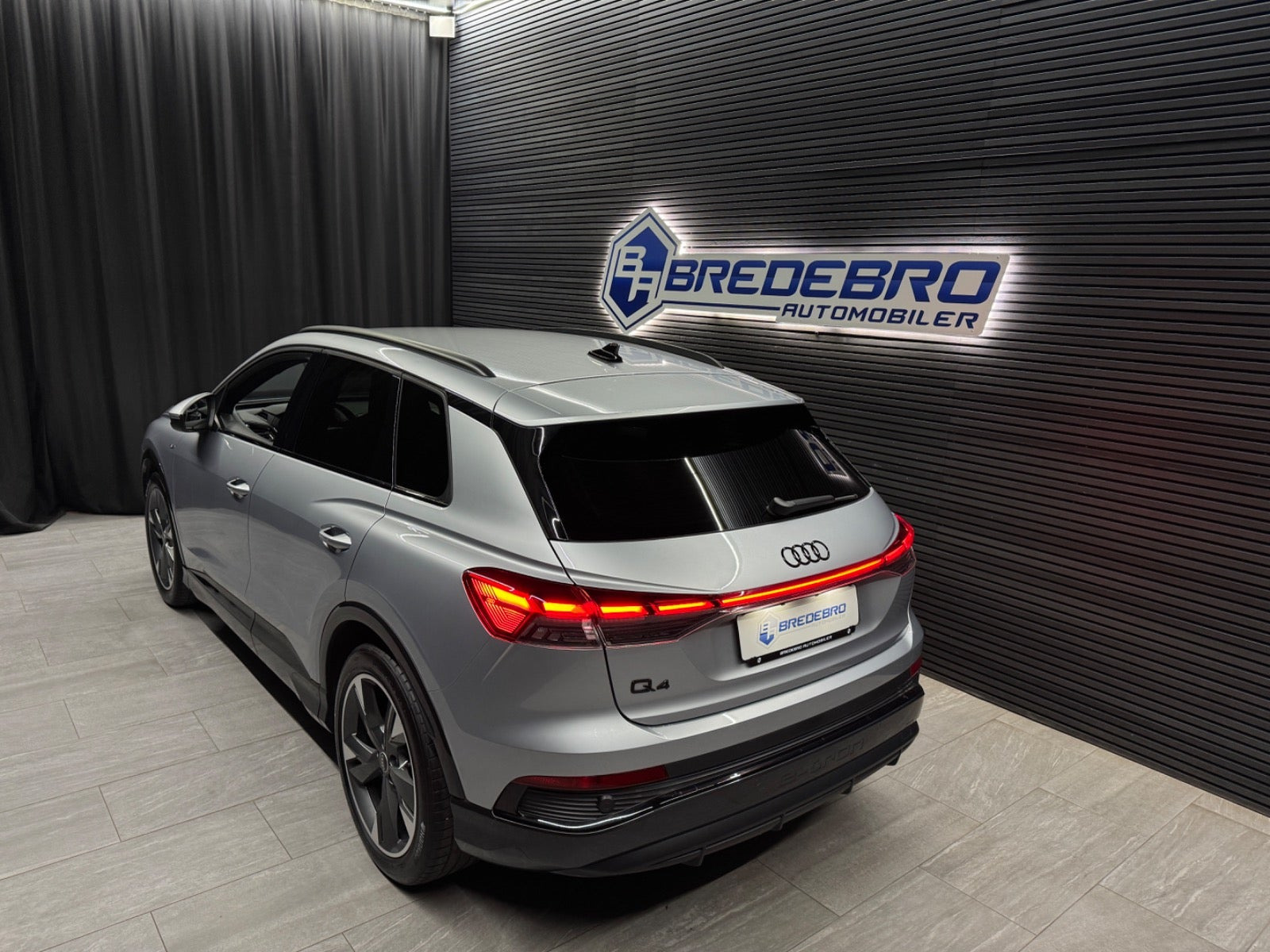Sølv Audi Q4 e-tron fra 2025