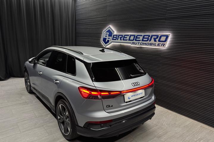 Sølv Audi Q4 e-tron fra 2025