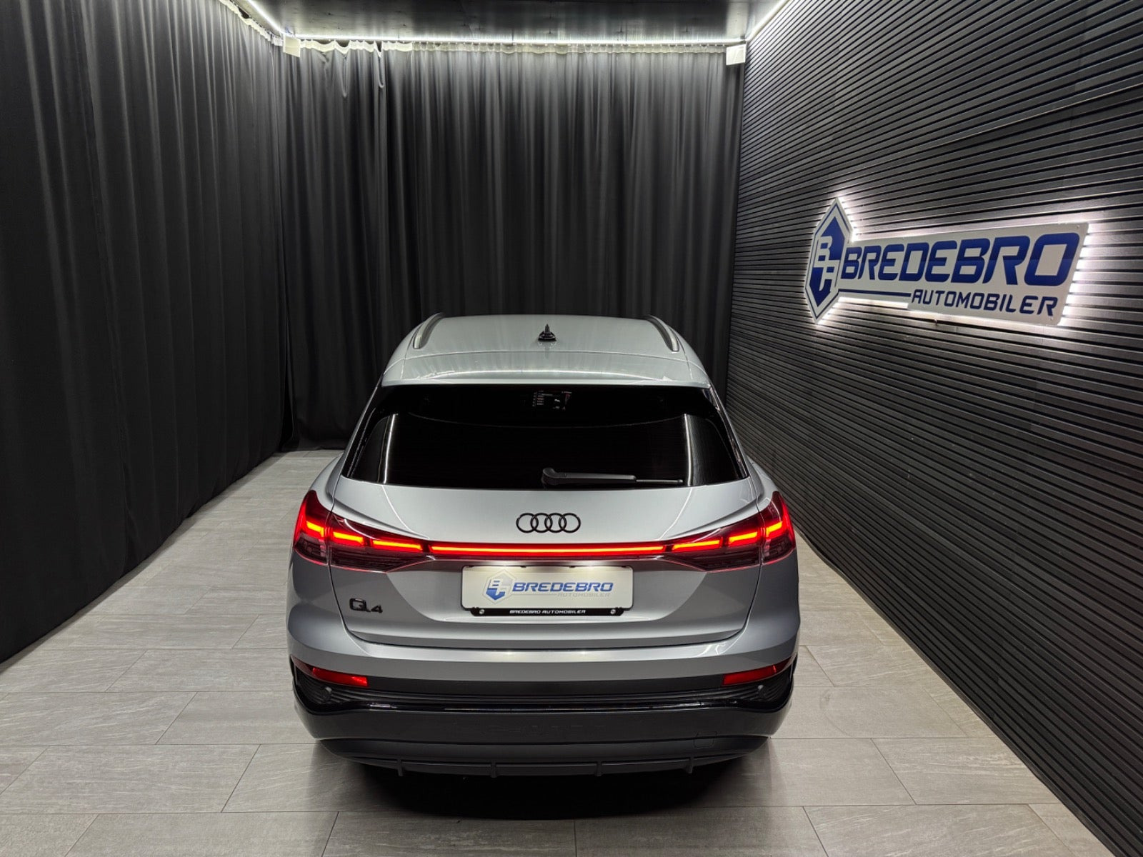 Sølv Audi Q4 e-tron fra 2025