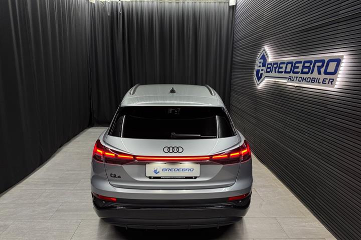 Sølv Audi Q4 e-tron fra 2025