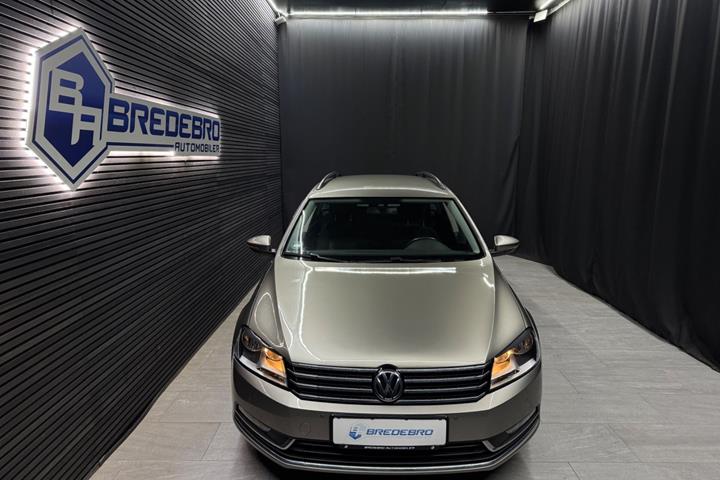 Orange VW Passat fra 2013