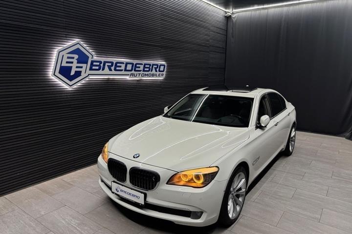 Hvid BMW 750i fra 2009