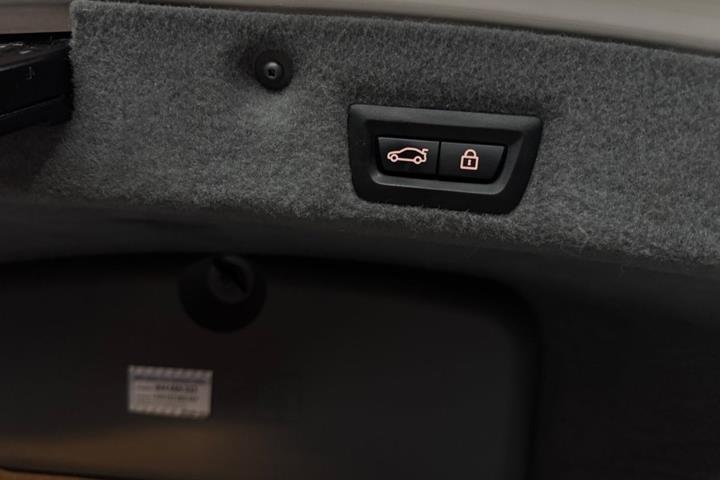 Hvid BMW 750i fra 2009