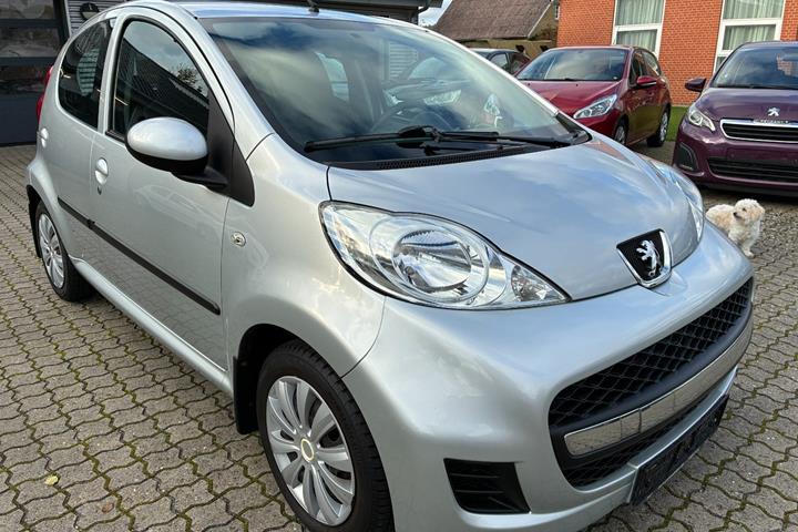 Sølv Peugeot 107 fra 2010