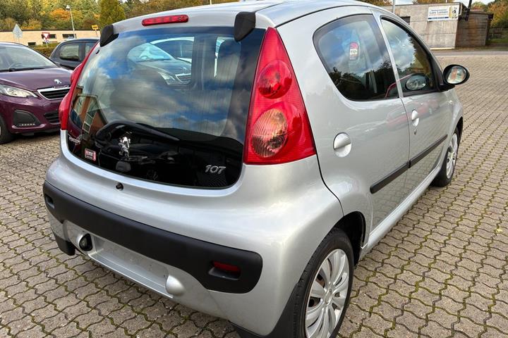 Sølv Peugeot 107 fra 2010