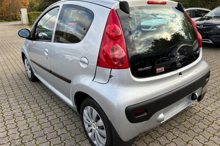 Sølv Peugeot 107 fra 2010
