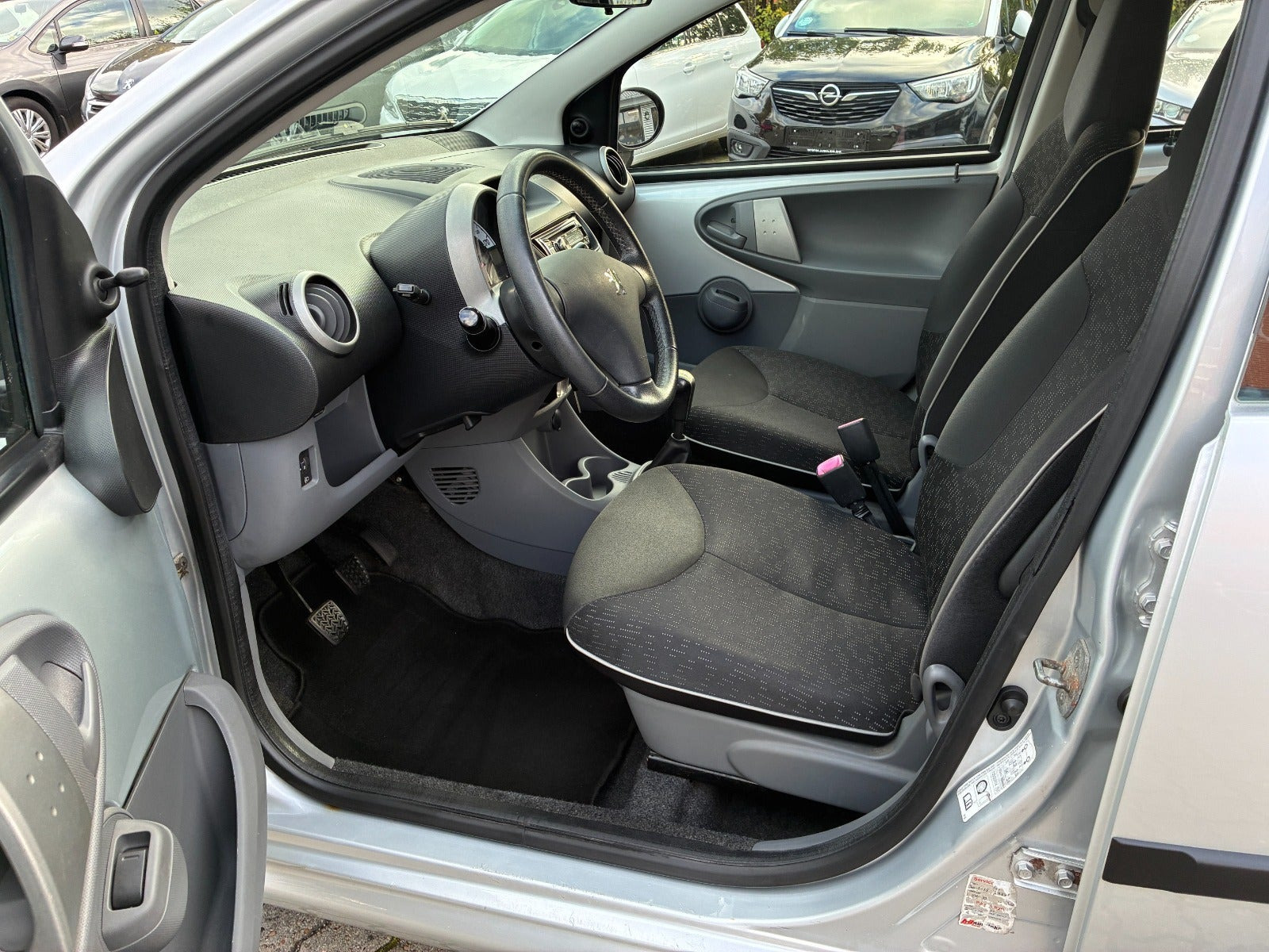 Sølv Peugeot 107 fra 2010
