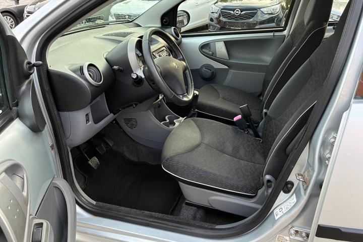 Sølv Peugeot 107 fra 2010