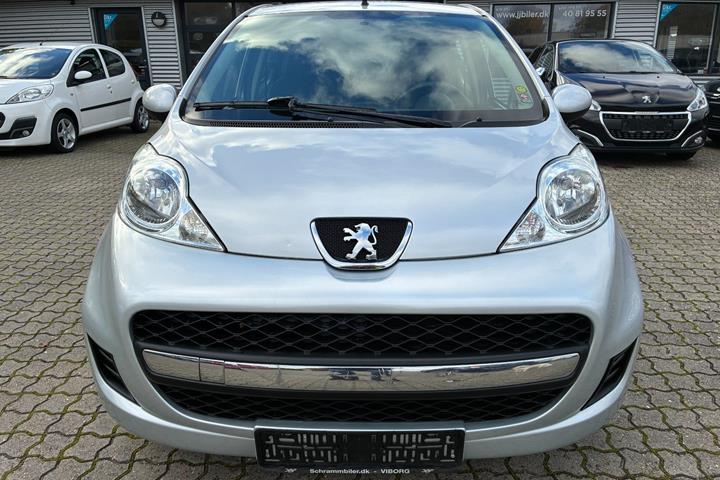 Sølv Peugeot 107 fra 2010