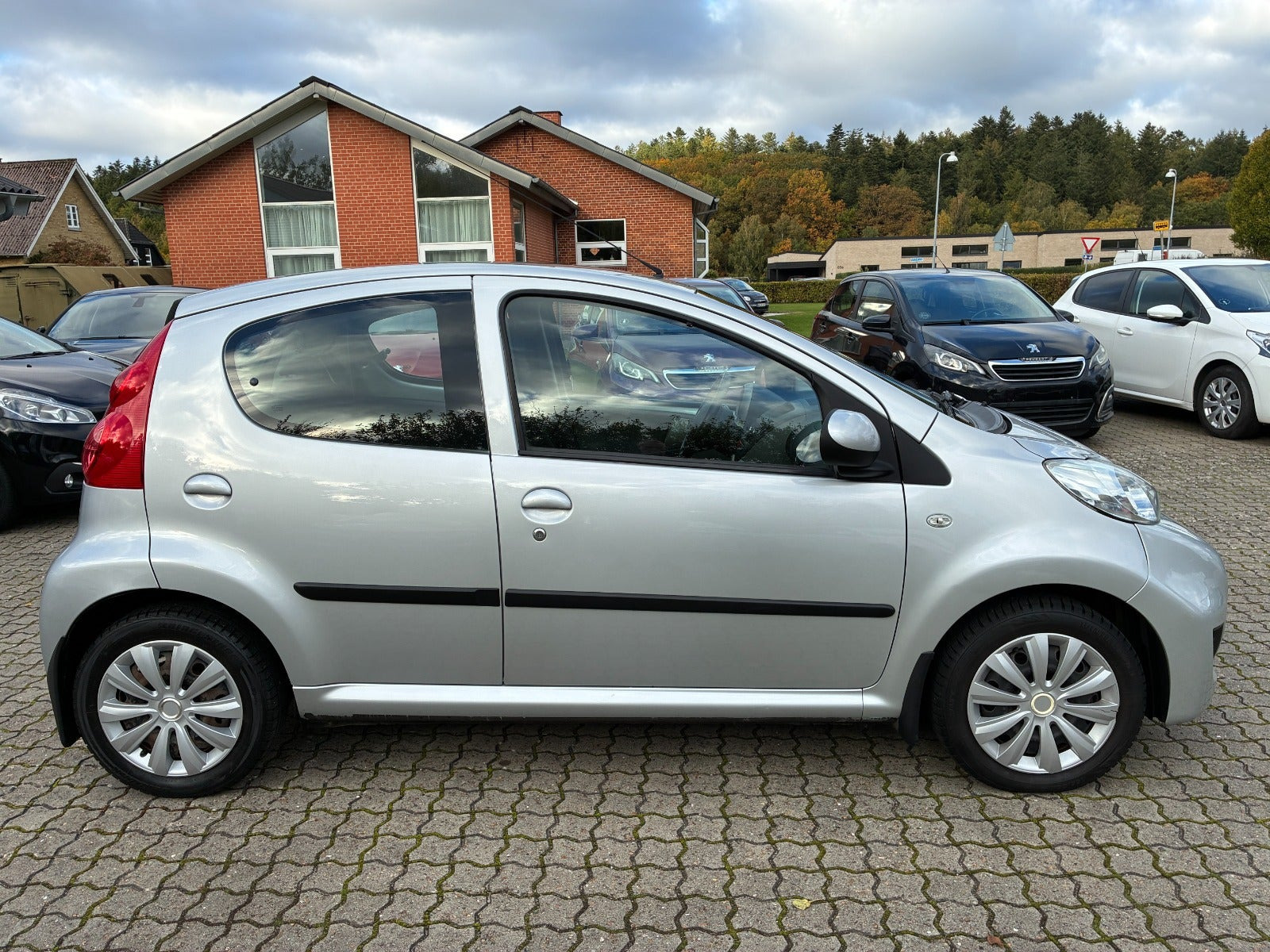 Sølv Peugeot 107 fra 2010