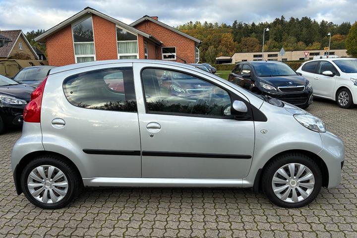 Sølv Peugeot 107 fra 2010