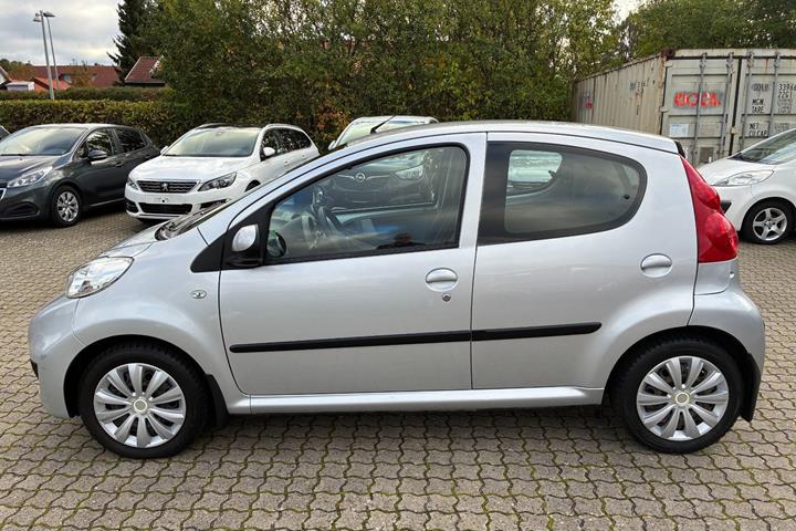 Sølv Peugeot 107 fra 2010