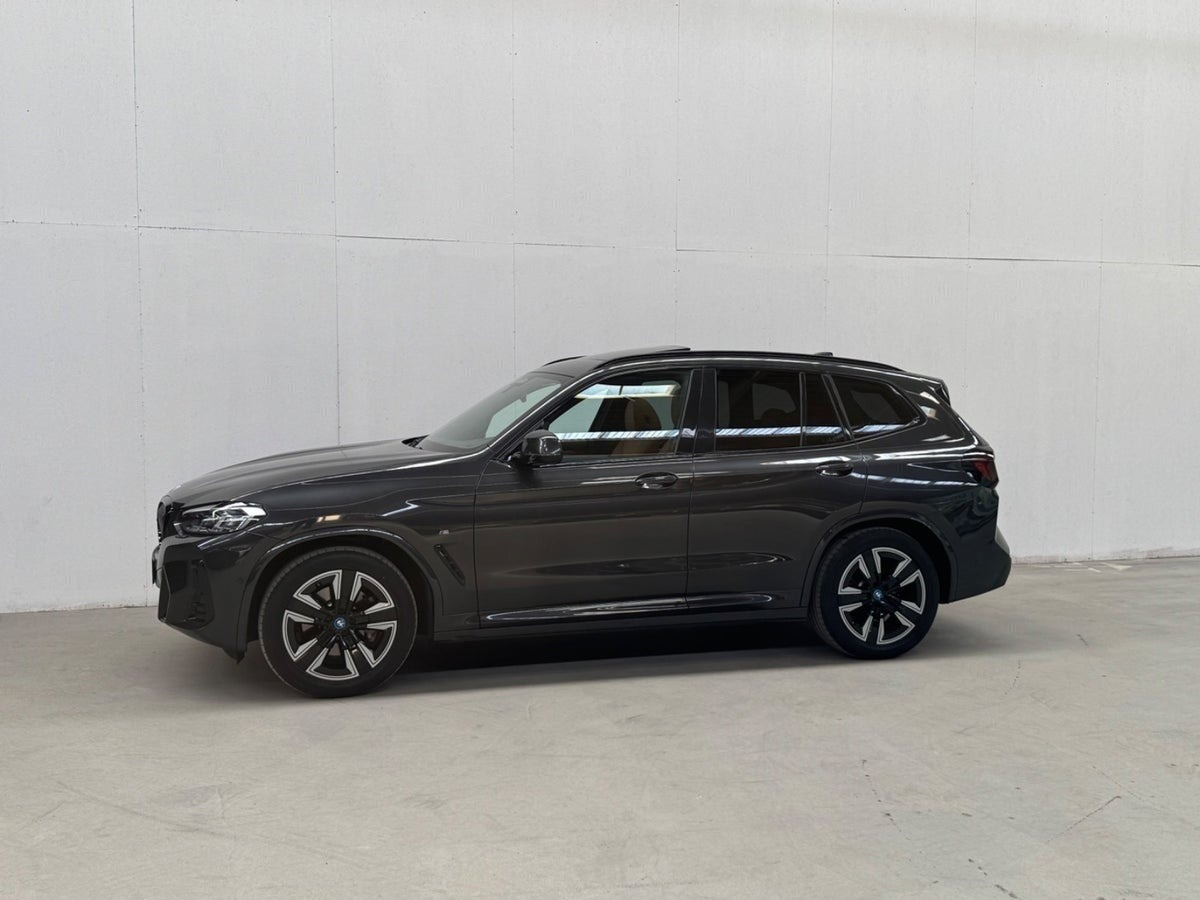 Grå BMW iX3 fra 2023