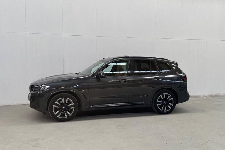 Grå BMW iX3 fra 2023