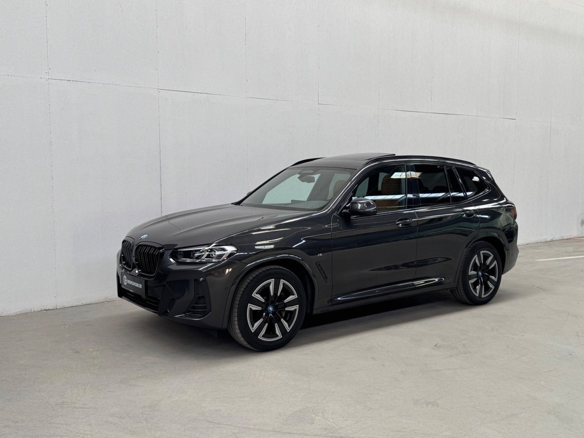 Grå BMW iX3 fra 2023