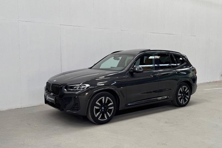 Grå BMW iX3 fra 2023