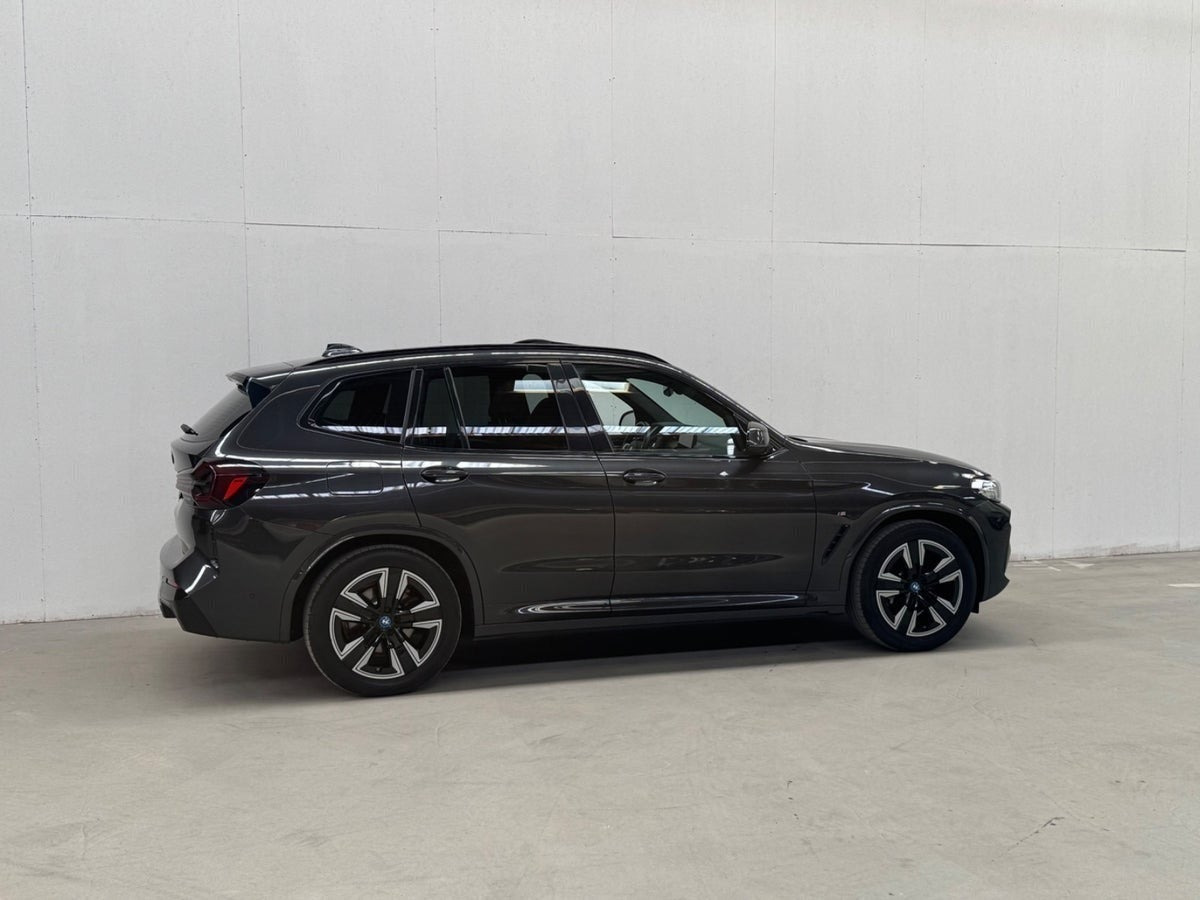 Grå BMW iX3 fra 2023
