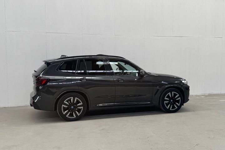 Grå BMW iX3 fra 2023