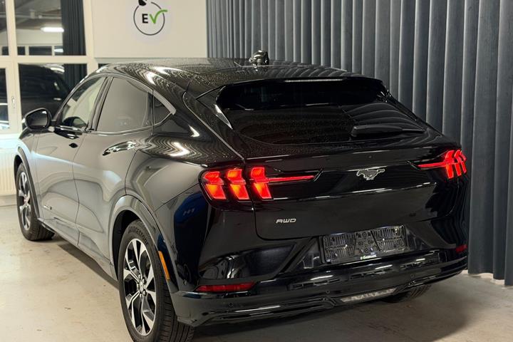 Sort Ford Mustang Mach-E fra 2021
