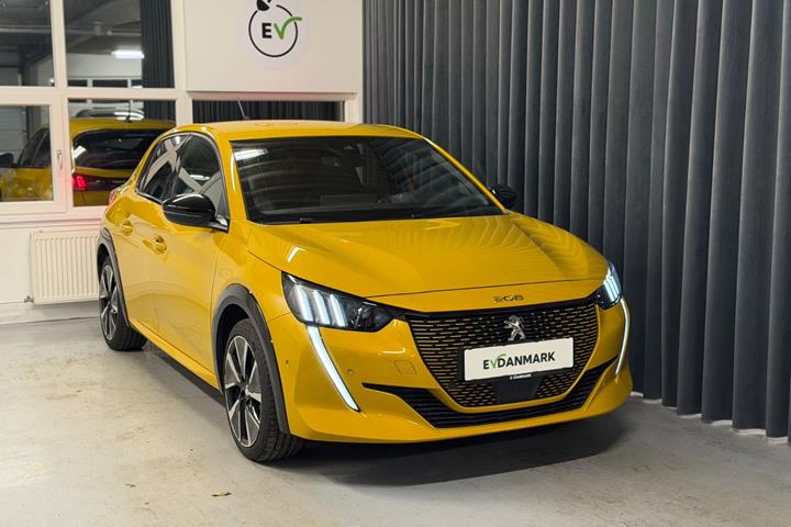 Gul Peugeot e-208 fra 2022