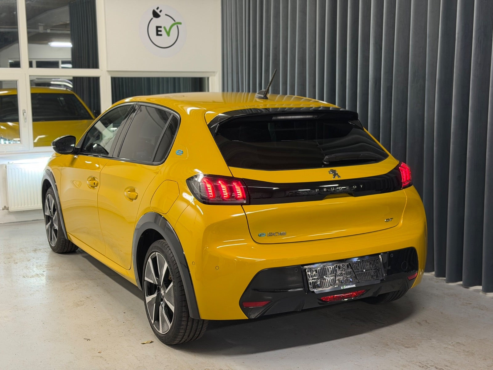 Gul Peugeot e-208 fra 2022