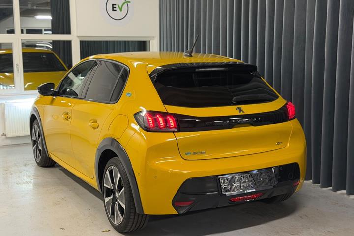 Gul Peugeot e-208 fra 2022