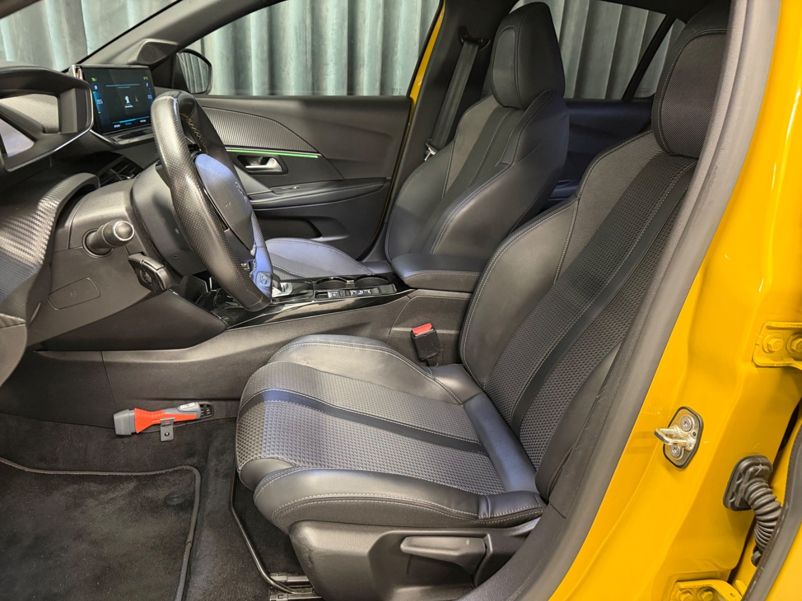 Gul Peugeot e-208 fra 2022