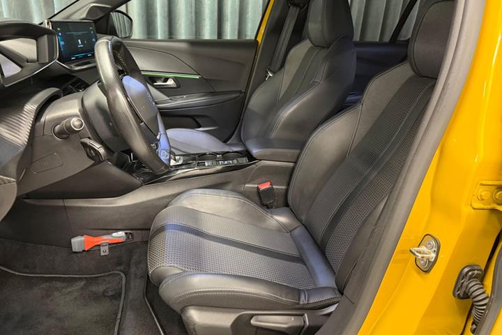 Gul Peugeot e-208 fra 2022