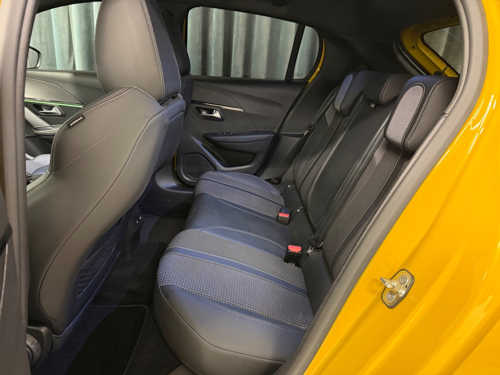 Gul Peugeot e-208 fra 2022