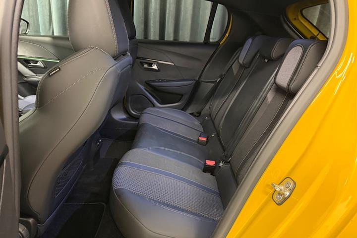Gul Peugeot e-208 fra 2022