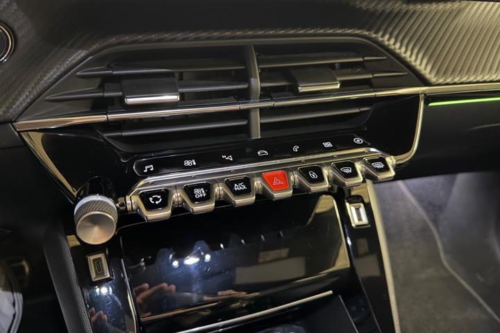 Gul Peugeot e-208 fra 2022