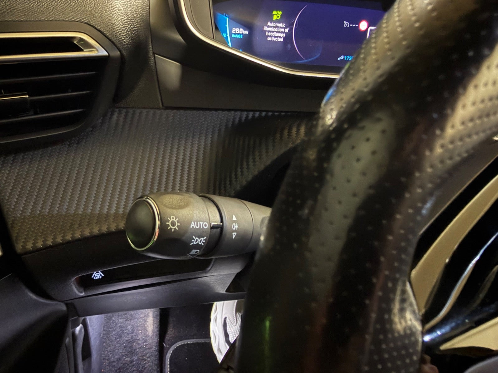 Gul Peugeot e-208 fra 2022
