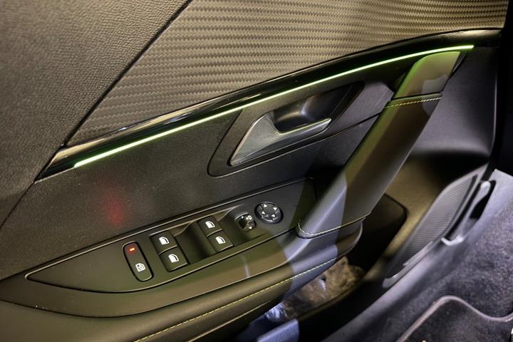 Gul Peugeot e-208 fra 2022