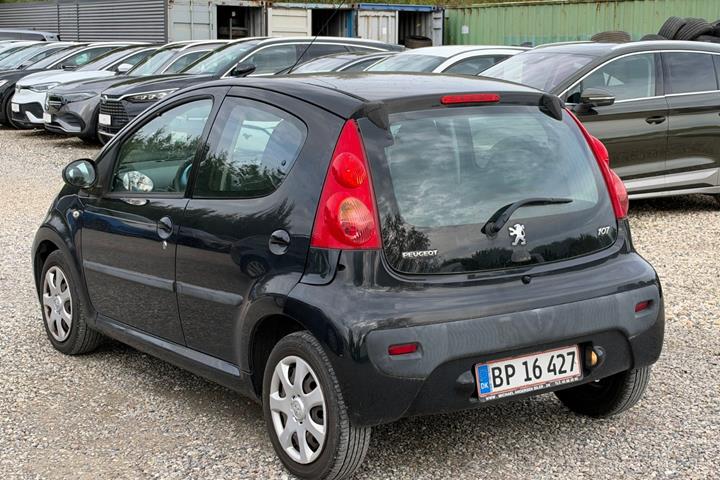 Grøn Peugeot 107 fra 2011