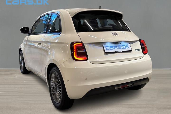 Hvid Fiat 500e fra 2024
