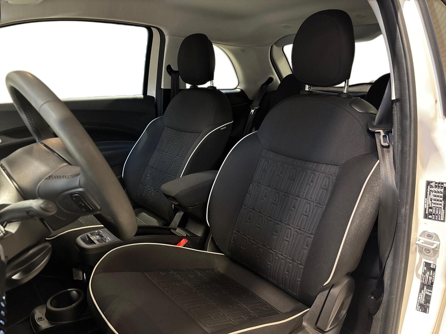 Hvid Fiat 500e fra 2024