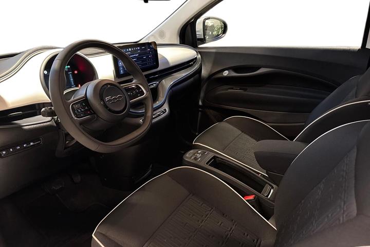 Hvid Fiat 500e fra 2024