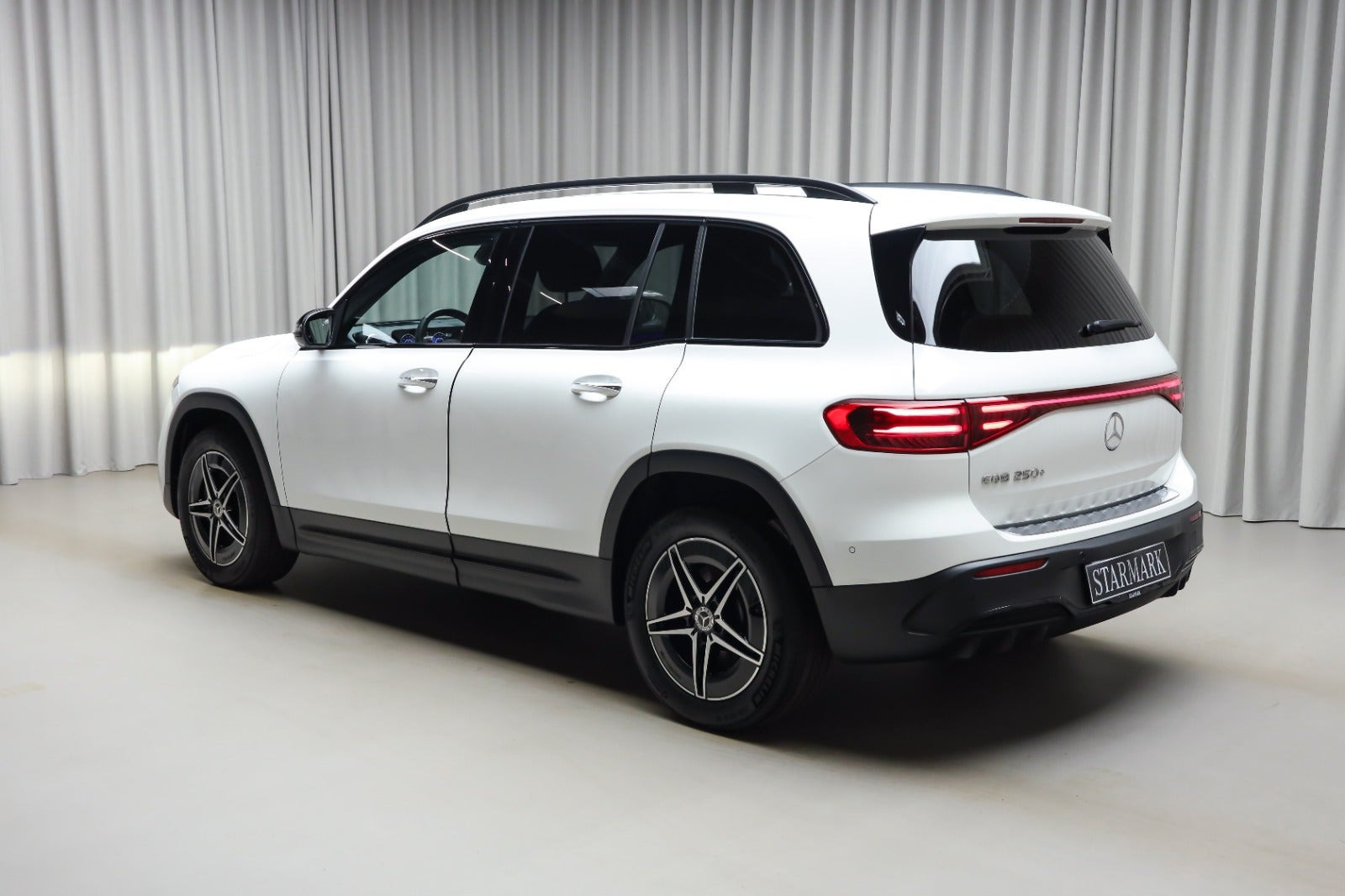 Hvid Mercedes EQB250+ fra 2026