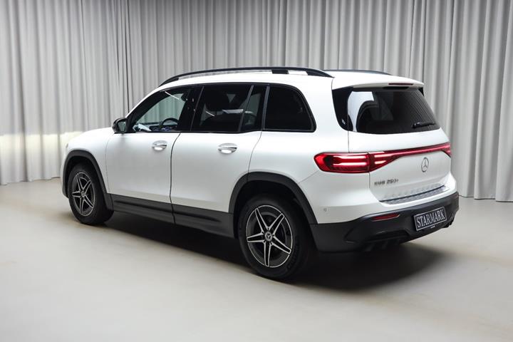 Hvid Mercedes EQB250+ fra 2026