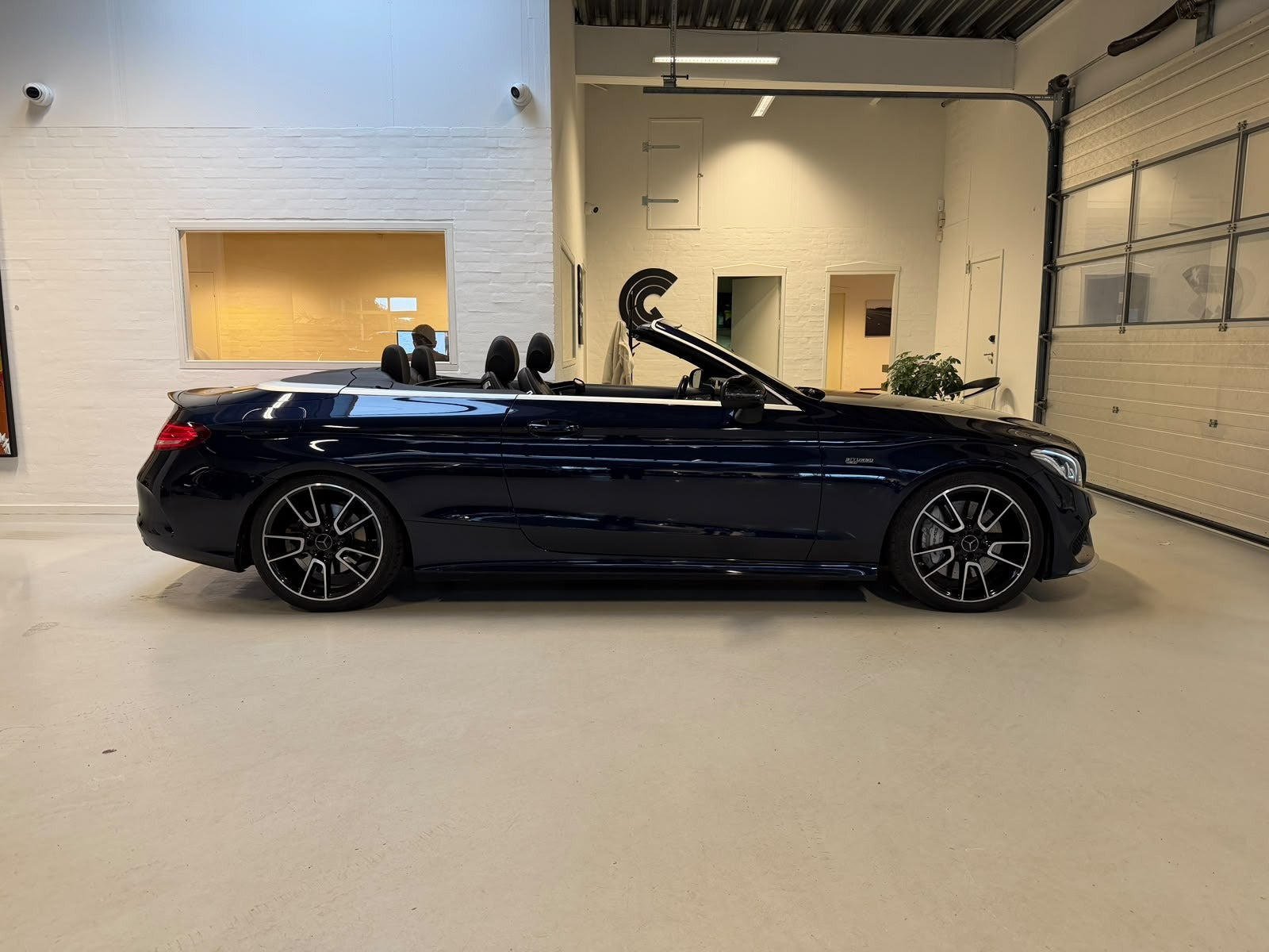 Blå Mercedes C43 fra 2017
