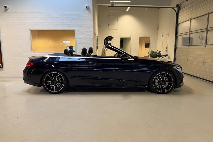 Blå Mercedes C43 fra 2017