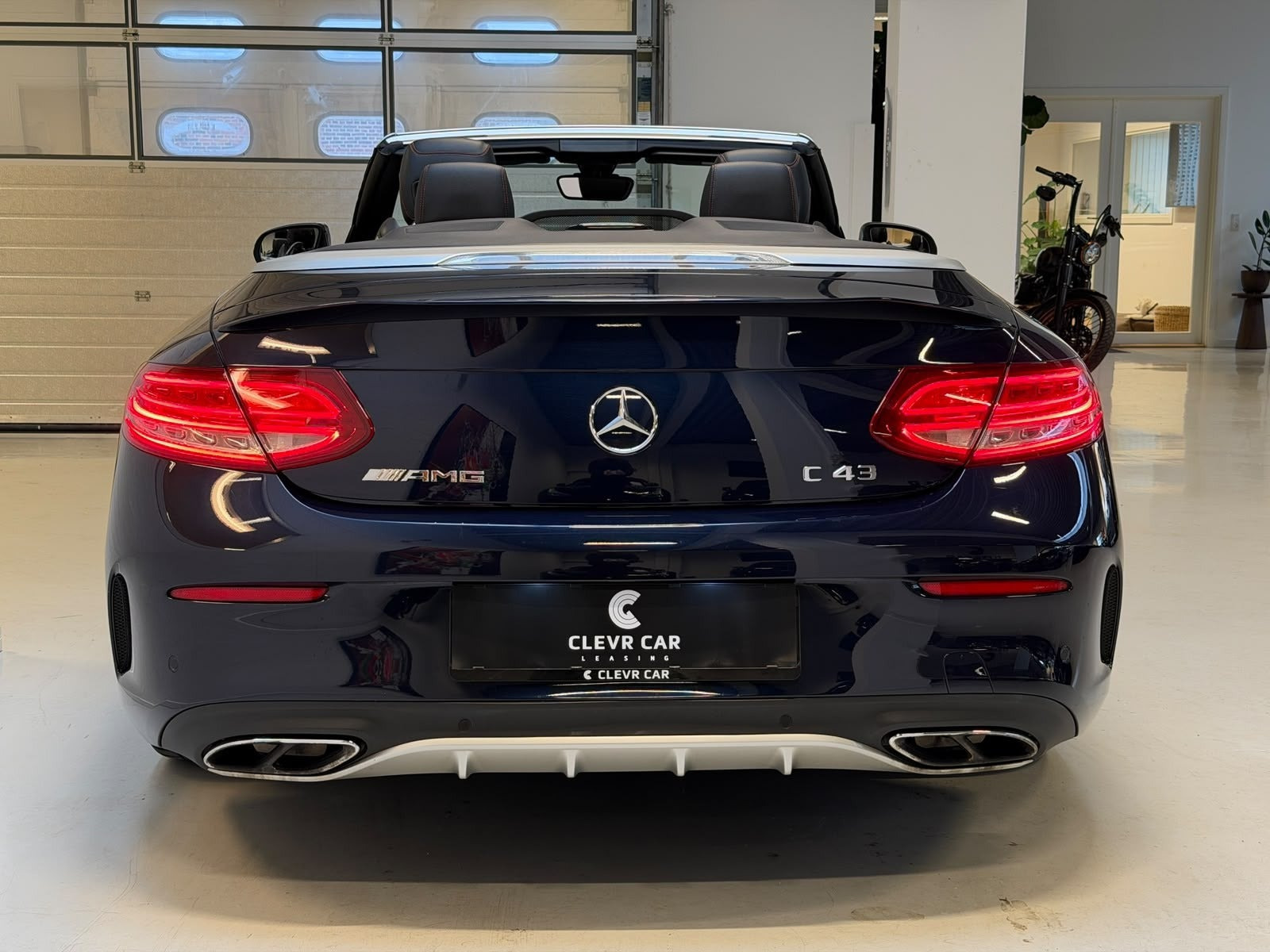 Blå Mercedes C43 fra 2017