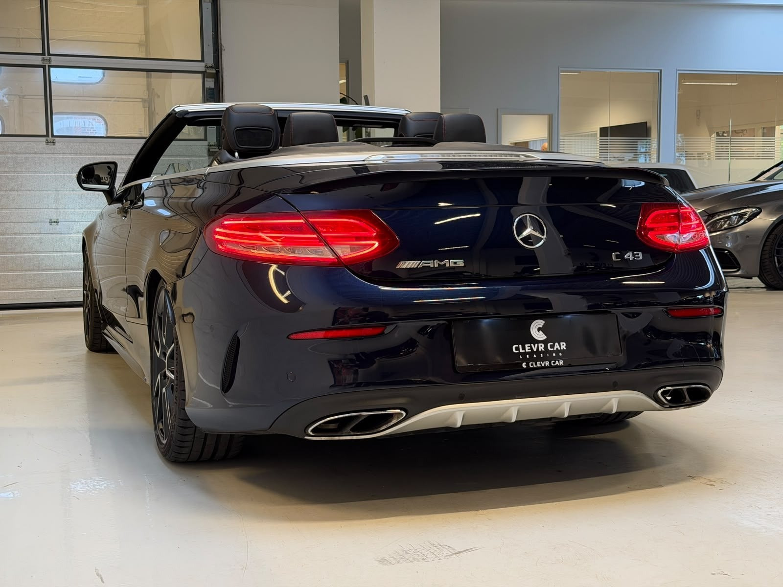 Blå Mercedes C43 fra 2017