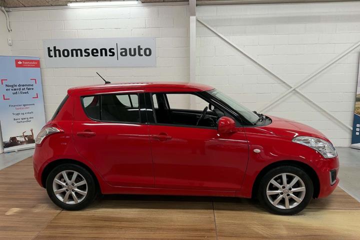 Rød Suzuki Swift fra 2015