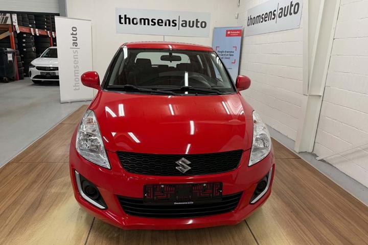 Rød Suzuki Swift fra 2015