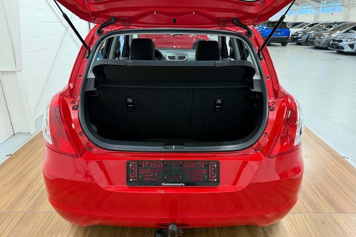 Rød Suzuki Swift fra 2015