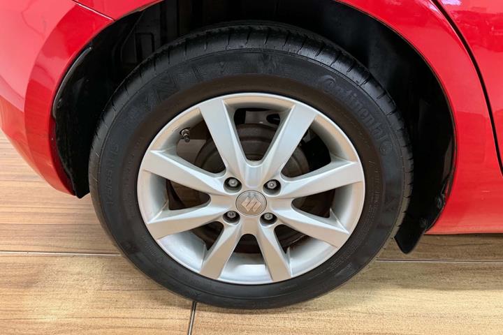 Rød Suzuki Swift fra 2015