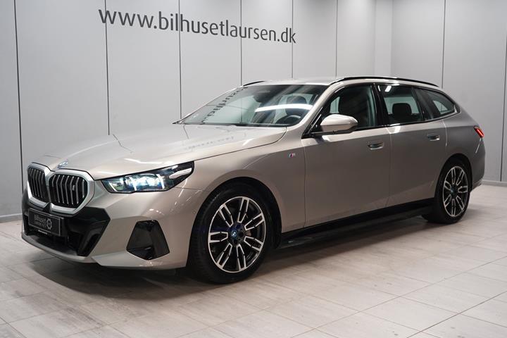 Grå BMW i5 fra 2025